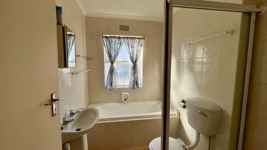 2 Bedroom Property for Sale in Whispering Pines Western Cape